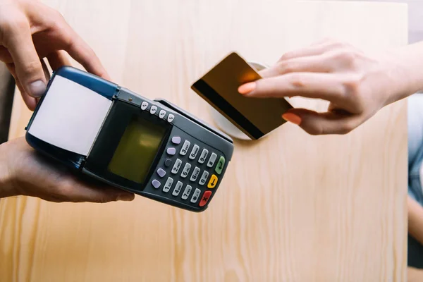 Bezahlung mit Kreditkarte durch Frau — Stockfoto