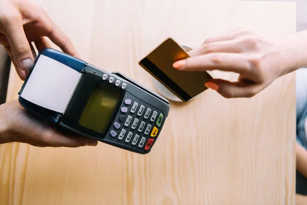 Pago con tarjeta de crédito por mujer - foto de stock