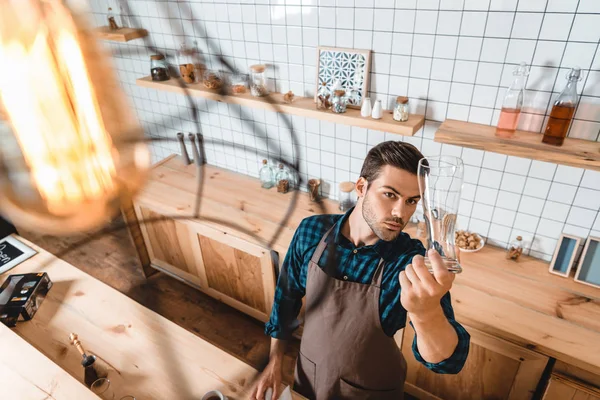 Barista überprüft sauberes Glas — Stockfoto