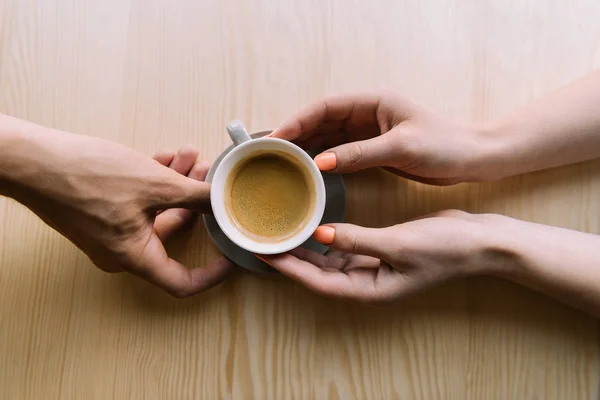 Mani che tengono la tazza di caffè — Foto stock