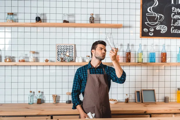 Barista überprüft sauberes Glas — Stockfoto