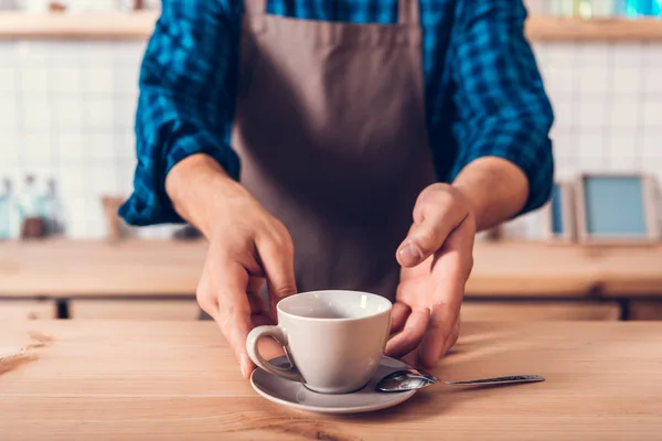 Barista con taza de café — Stock Photo