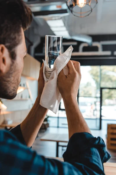 Barkeeper putzt Glas — Stockfoto