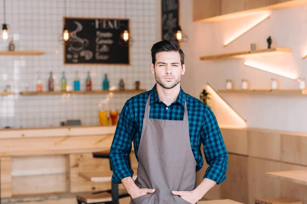 Giovane cameriere in caffetteria — Foto stock