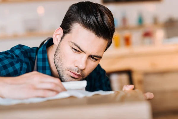 Barista cleaning counter — Stock Photo