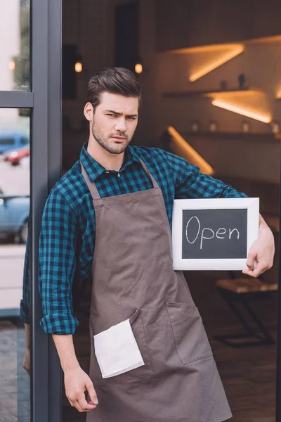 Barista che tiene la lavagna con parole aperte — Foto stock