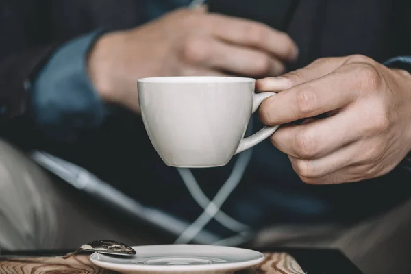 Hombre de negocios sosteniendo taza de café - foto de stock