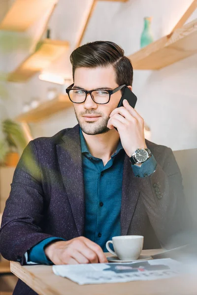 Businessman talking on smartphone — Stock Photo