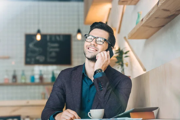 Homme d'affaires souriant parlant sur smartphone — Photo de stock