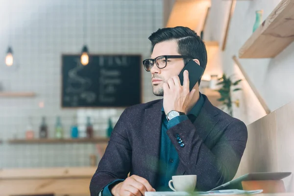 Empresário falando em Smartphone — Fotografia de Stock