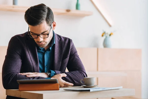 Homme d'affaires avec tablette dans un café — Photo de stock