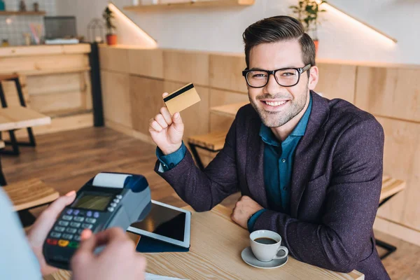 Empresário pagando com cartão de crédito no café — Fotografia de Stock