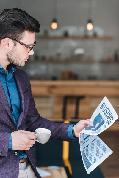 Uomo d'affari che legge giornale in caffè — Foto stock