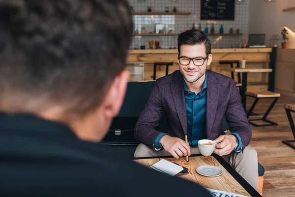 Uomini d'affari che si riuniscono in caffè — Foto stock