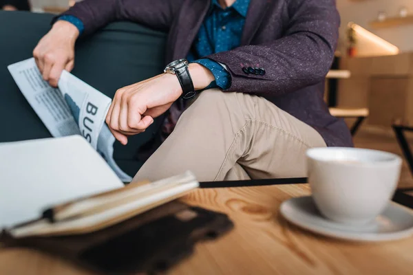 Hombre de negocios descansando en el sofá en la cafetería - foto de stock