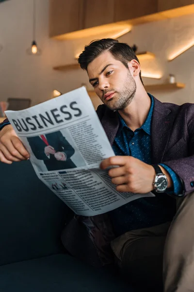 Homme d'affaires lisant un journal dans un café — Photo de stock