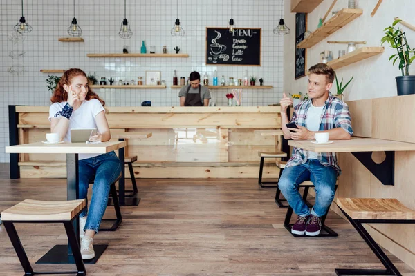 Coppia conoscere l'un l'altro in caffè — Foto stock