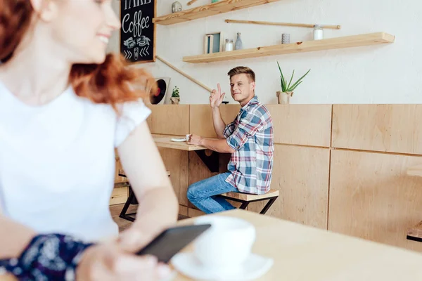 Casal começando a conhecer uns aos outros no café — Fotografia de Stock