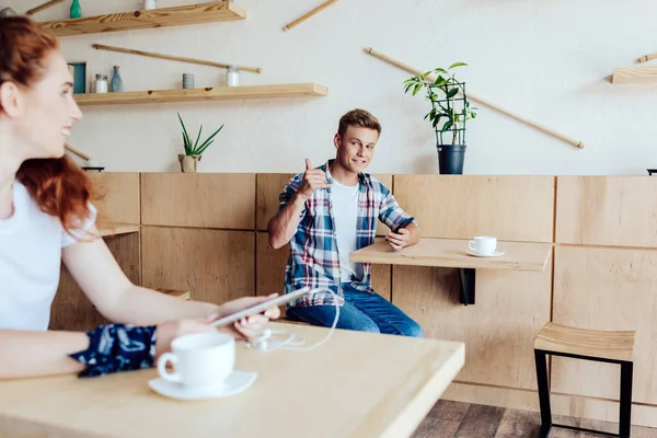 Coppia conoscere l'un l'altro in caffè — Foto stock