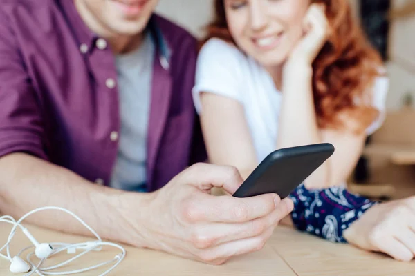 Casal jovem usando smartphone — Fotografia de Stock