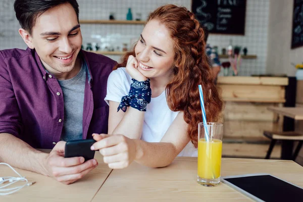 Pareja joven usando smartphone - foto de stock