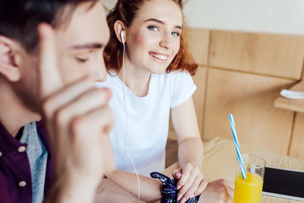 Pareja escuchando música en auriculares - foto de stock