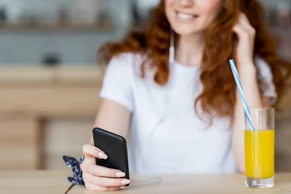 Girl using smartphone — Stock Photo