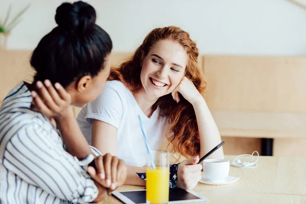 Filles multiethniques utilisant un smartphone — Photo de stock