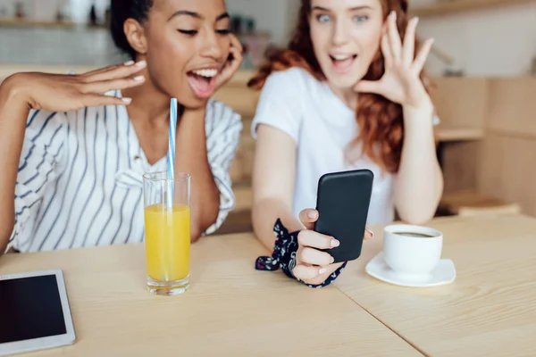 Chicas multiétnicas usando smartphone - foto de stock