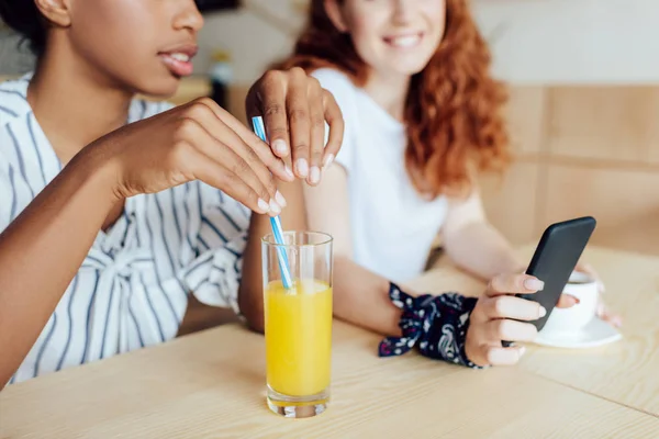 Chicas multiétnicas usando smartphone - foto de stock