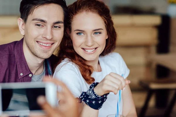 Heureux jeune couple — Photo de stock