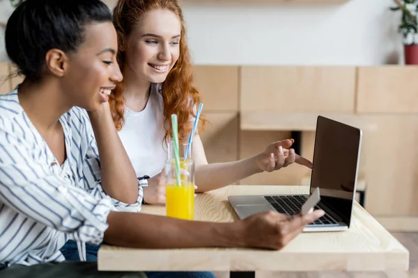 Chicas multiétnicas utilizando el ordenador portátil - foto de stock
