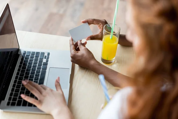 Girls with laptop and card — Stock Photo