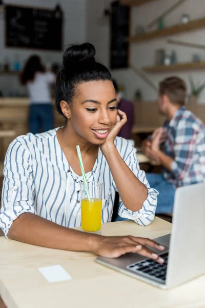 African american girl using laptop — Stock Photo