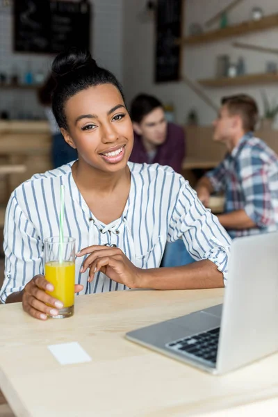 Africano americano chica beber jugo - foto de stock