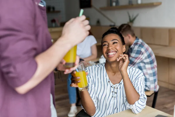 Coppia multietnica bere succo — Foto stock