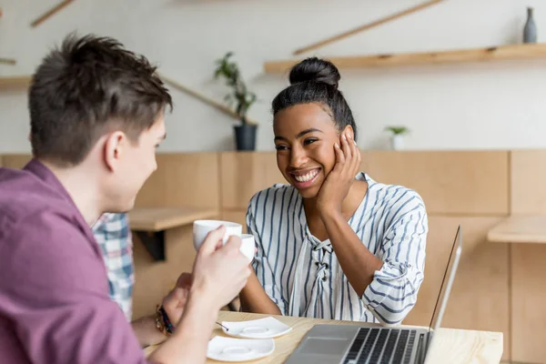 Multiethnic couple drinking coffee — Stock Photo