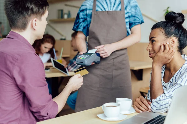 Пара, платящая кредитной картой в кафе — стоковое фото