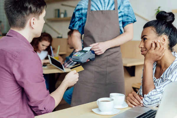 Couple payant par carte de crédit dans le café — Photo de stock