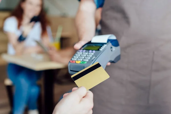 Pago con tarjeta de crédito y terminal - foto de stock