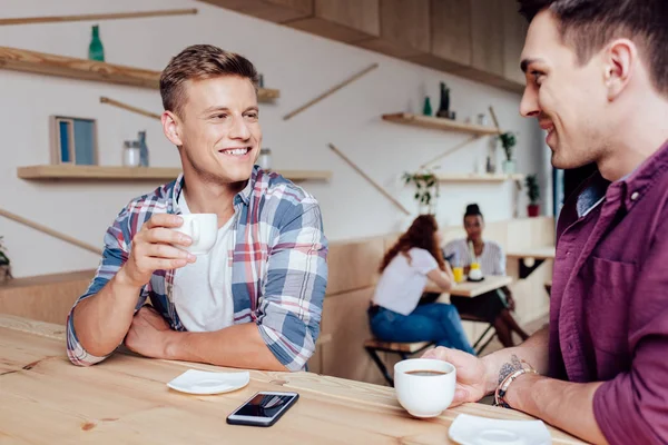 Männliche Freunde trinken Kaffee — Stockfoto