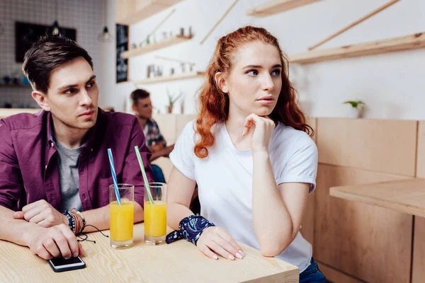 Jeune couple querelle — Photo de stock