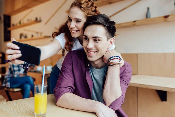 Jeune couple prenant selfie — Photo de stock