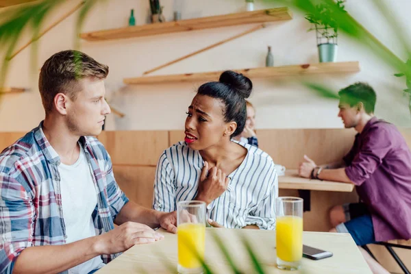 Streit zwischen multiethnischen Paaren — Stockfoto