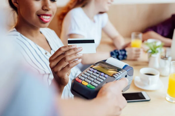 Pago con tarjeta de crédito y terminal - foto de stock