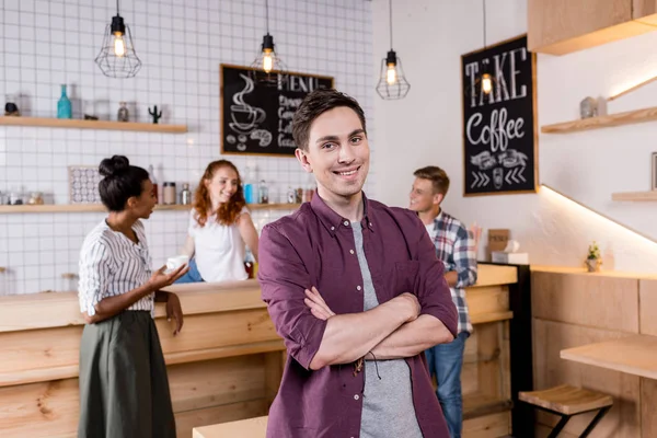 Beau jeune homme dans un café — Photo de stock