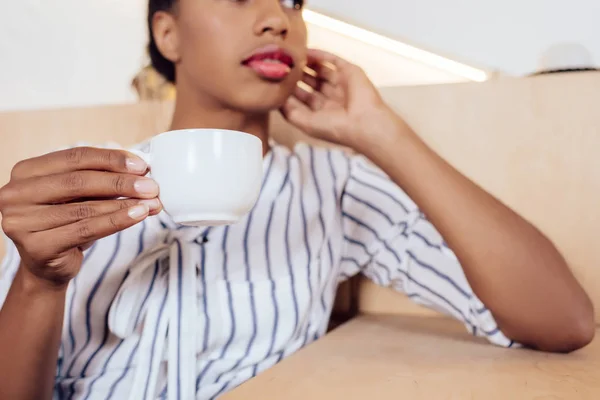 Chica afroamericana bebiendo café - foto de stock