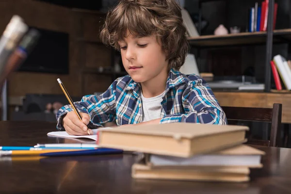 Дитина, робити домашнє завдання — стокове фото