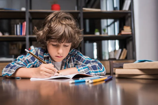 Bambino che fa i compiti — Foto stock