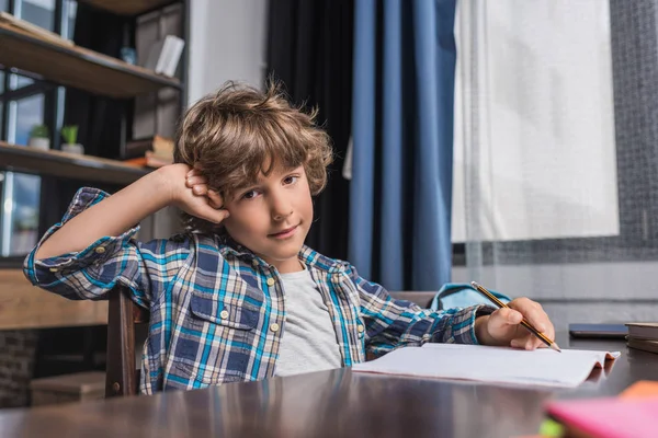 Bambino seduto a tavola — Foto stock